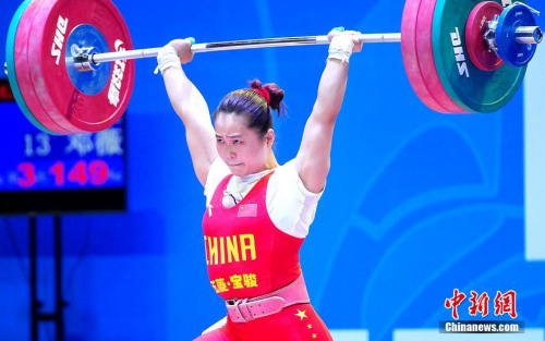 资料图:邓薇在63公斤级比赛中。<a target='_blank' href='http://www.chinanews.com/'>中新社</a>记者 张斌 摄 资料图:邓薇在63公斤级比赛中。<a target='_blank' href='http://www.chinanews.com/'>中新社</a>记者 张斌 摄