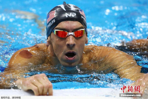 资料图:美国选手菲尔普斯在比赛中。 资料图:美国选手菲尔普斯在比赛中。