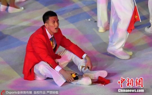 里约奥运会开幕式上,郭艾伦“中国蹲”走红。 里约奥运会开幕式上,郭艾伦“中国蹲”走红。