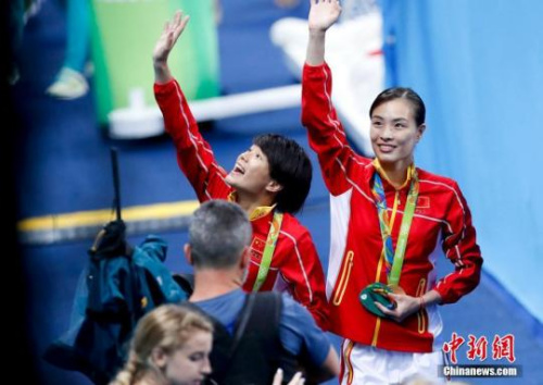 图为吴敏霞(右)和施廷懋。<a target='_blank' href='http://www.chinanews.com/' >中新网</a>记者 杜洋 摄 图为吴敏霞(右)和施廷懋。<a target='_blank' href='http://www.chinanews.com/' >中新网</a>记者 杜洋 摄