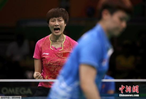 当地时间8月8日,里约奥运乒乓球女子单打比赛,中国选手丁宁以4-0的比分战胜对手,晋级八强。 当地时间8月8日,里约奥运乒乓球女子单打比赛,中国选手丁宁以4-0的比分战胜对手,晋级八强。
