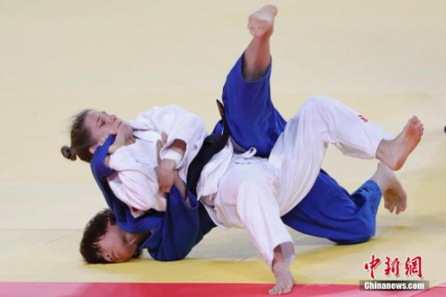 ����ͼ����Լ���˻�Ů����� <a target='_blank' href='http://www.chinanews.com/' >������</a>���� ʢ���� ��