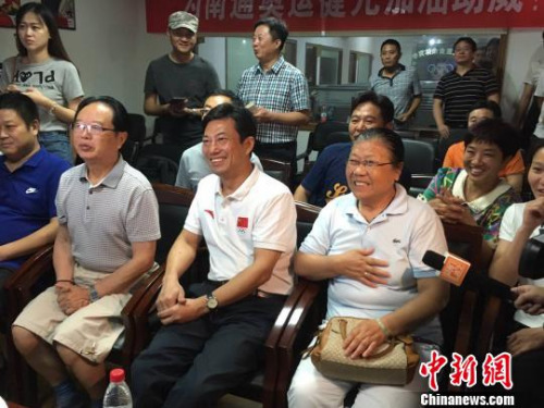 陈若琳爷爷唐诗、奶奶陈桂英与南通体育局局长徐国祥南通观战。 陆建国 摄 陈若琳爷爷唐诗、奶奶陈桂英与南通体育局局长徐国祥南通观战。 陆建国 摄