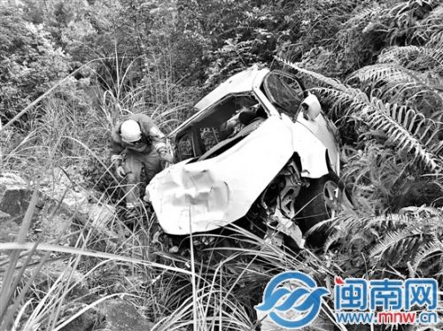 救援人员搜寻男子 救援人员搜寻男子
