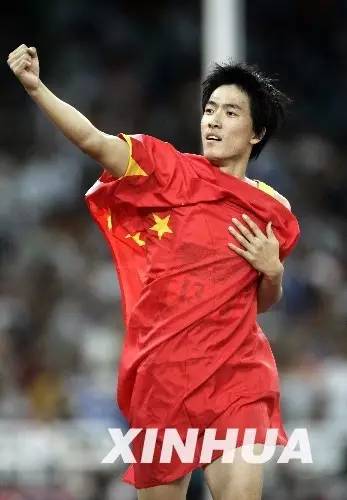 2004年雅典奥运会,刘翔在夺冠后身披五星红旗庆贺。新华社记者廖宇杰 摄 2004年雅典奥运会,刘翔在夺冠后身披五星红旗庆贺。新华社记者廖宇杰 摄