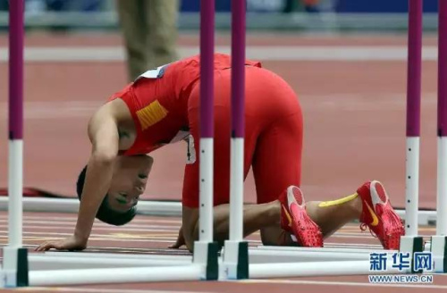 2012年伦敦奥运会,刘翔在预赛中摔倒。凡军摄。图片来源:新华网 2012年伦敦奥运会,刘翔在预赛中摔倒。凡军摄。图片来源:新华网