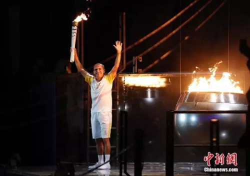 开幕式上,利马点燃奥运火炬。<a target='_blank' href='http://www.chinanews.com/' >中新网</a>记者杜洋摄 开幕式上,利马点燃奥运火炬。<a target='_blank' href='http://www.chinanews.com/' >中新网</a>记者杜洋摄