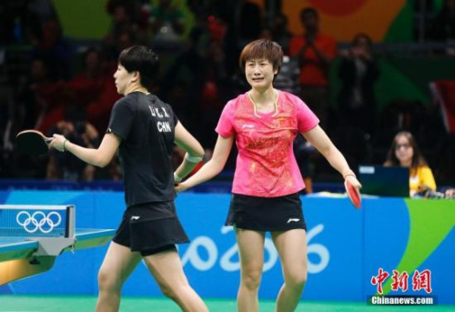 8月10日,里约奥运会乒乓球女单决赛在中国运动员内部展开,经过七局激烈的争夺,最终丁宁4-3战胜李晓霞获得冠军。<a target='_blank' href='http://www.chinanews.com/' >中新网</a>记者 杜洋 摄 8月10日,里约奥运会乒乓球女单决赛在中国运动员内部展开,经过七局激烈的争夺,最终丁宁4-3战胜李晓霞获得冠军。<a target='_blank' href='http://www.chinanews.com/' >中新网</a>记者 杜洋 摄