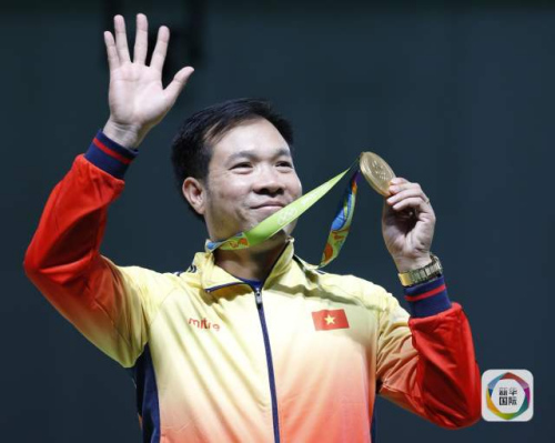 8月6日,越南奥运会首枚金牌获得者黄春荣在颁奖仪式上展示金牌。新华社记者王丽莉摄 8月6日,越南奥运会首枚金牌获得者黄春荣在颁奖仪式上展示金牌。新华社记者王丽莉摄