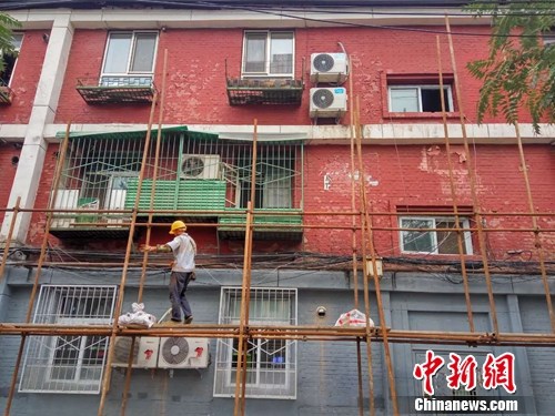 图为在北京某小区工作的农民工。吕春荣 摄 图为在北京某小区工作的农民工。吕春荣 摄