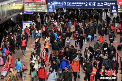 2��4�գ������ٽ���ȫ������Ҳ�����˷���߷��ڡ����գ�������վ�ӿ��ٿ��г�21�У���վ�򳵴�������ͷ�ܶ�����վ�ÿ���������߷壬�շ����ÿ�23���˴Σ�ͬ�������½������Ƿ׷״���һ����ջ��ϲ��̤�ϻؼ�֮·�� δ�����죬������·���ۼƼӿ������������������Ϸʡ�������ɶ������������ϵȷ���ֱͨ�г�169�У������Ĵ��վԤ�Ʒ����ÿͱƽ�55�� ��˶ ��