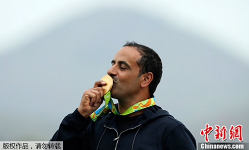 阿尔德哈尼亲吻金牌。 阿尔德哈尼亲吻金牌。