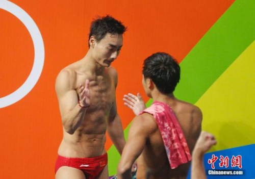 图为中国组合秦凯/曹缘在场下互相鼓励。<a target='_blank' href='http://www.chinanews.com/'>中新社</a>记者 杜洋 摄 图为中国组合秦凯/曹缘在场下互相鼓励。<a target='_blank' href='http://www.chinanews.com/'>中新社</a>记者 杜洋 摄