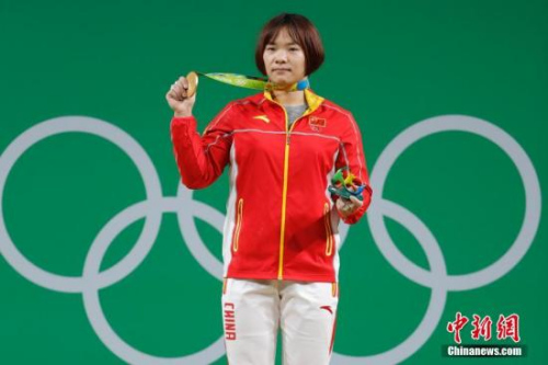 当地时间8月10日,里约奥运女子举重69公斤级比赛,中国选手向艳梅以抓举116公斤,挺举145公斤,总成绩261公斤夺得金牌,为中国代表团拿下里约奥运第9枚金牌。 <a target='_blank' href='http://www.chinanews.com/' >中新网</a>记者 盛佳鹏 摄 当地时间8月10日,里约奥运女子举重69公斤级比赛,中国选手向艳梅以抓举116公斤,挺举145公斤,总成绩261公斤夺得金牌,为中国代表团拿下里约奥运第9枚金牌。 <a target='_blank' href='http://www.chinanews.com/' >中新网</a>记者 盛佳鹏 摄