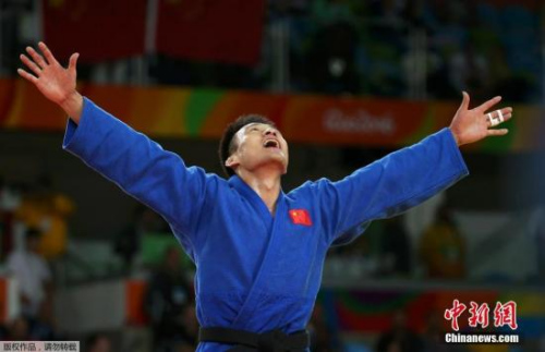 当地时间8月10日,2016里约奥运会柔道男子90kg级铜牌赛,中国选手程训钊战胜蒙古选手拉格维苏伦,为中国代表团夺得一枚铜牌。这是中国柔道队在本届奥运会的首枚奖牌,而程训钊也创造了中国队在奥运会男子90公斤级的最好成绩。 当地时间8月10日,2016里约奥运会柔道男子90kg级铜牌赛,中国选手程训钊战胜蒙古选手拉格维苏伦,为中国代表团夺得一枚铜牌。这是中国柔道队在本届奥运会的首枚奖牌,而程训钊也创造了中国队在奥运会男子90公斤级的最好成绩。