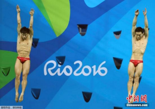 当地时间8月10日,2016里约奥运会男子三米板双人跳水决赛战罢,中国组合曹缘、秦凯以总443.70分获得铜牌,英国队和美国队分列冠亚军。30岁老将秦凯遗憾无缘该项目上的奥运三连冠。图为中国队在比赛中。 当地时间8月10日,2016里约奥运会男子三米板双人跳水决赛战罢,中国组合曹缘、秦凯以总443.70分获得铜牌,英国队和美国队分列冠亚军。30岁老将秦凯遗憾无缘该项目上的奥运三连冠。图为中国队在比赛中。