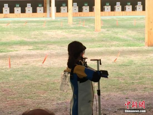 图为杜丽在女子步枪三姿资格赛中。 <a target='_blank' href='http://www.chinanews.com/' >中新网</a>记者 宋方灿 摄 图为杜丽在女子步枪三姿资格赛中。 <a target='_blank' href='http://www.chinanews.com/' >中新网</a>记者 宋方灿 摄