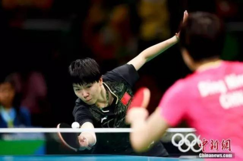 里约奥运会乒乓球女单决赛丁宁决战李晓霞。<a target='_blank' href='http://www.chinanews.com/' >中新网</a>记者 杜洋 摄 里约奥运会乒乓球女单决赛丁宁决战李晓霞。<a target='_blank' href='http://www.chinanews.com/' >中新网</a>记者 杜洋 摄