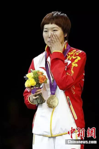 在伦敦奥运会乒乓球女子单打决赛中,中国选手李晓霞战胜队友丁宁,夺得金牌。记者盛佳鹏摄 在伦敦奥运会乒乓球女子单打决赛中,中国选手李晓霞战胜队友丁宁,夺得金牌。记者盛佳鹏摄