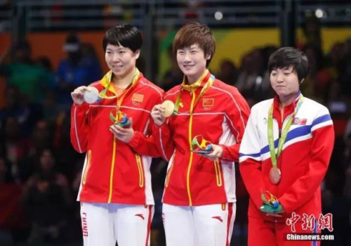 当地时间8月10日,里约奥运会乒乓球女单决赛,最终丁宁4-3战胜李晓霞获得冠军。<a target='_blank' href='http://www.chinanews.com/' >中新网</a>记者杜洋摄 当地时间8月10日,里约奥运会乒乓球女单决赛,最终丁宁4-3战胜李晓霞获得冠军。<a target='_blank' href='http://www.chinanews.com/' >中新网</a>记者杜洋摄