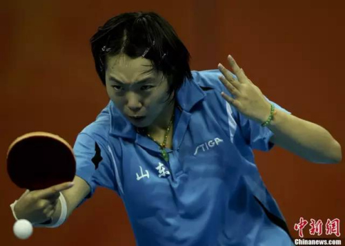 2013年9月10日,第十二届全运会乒乓球比赛女单决赛在辽宁鞍山举行,山东选手李晓霞击败队友陈梦获得冠军。<a target='_blank' href='http://www.chinanews.com/'>中新社</a>发 刘关关摄 2013年9月10日,第十二届全运会乒乓球比赛女单决赛在辽宁鞍山举行,山东选手李晓霞击败队友陈梦获得冠军。<a target='_blank' href='http://www.chinanews.com/'>中新社</a>发 刘关关摄