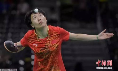 当地时间8月10日,里约奥运乒乓球女子单打1/4决赛,李晓霞4-0轻松战胜日本选手福原爱,进入女单决赛。图为李晓霞在比赛中。 当地时间8月10日,里约奥运乒乓球女子单打1/4决赛,李晓霞4-0轻松战胜日本选手福原爱,进入女单决赛。图为李晓霞在比赛中。