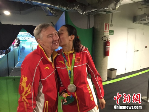 孙玉洁对主教练法国人勒瓦瓦瑟献上香吻。<a target='_blank' href='http://www.chinanews.com/' >中新网</a>记者 沈晨 摄 孙玉洁对主教练法国人勒瓦瓦瑟献上香吻。<a target='_blank' href='http://www.chinanews.com/' >中新网</a>记者 沈晨 摄