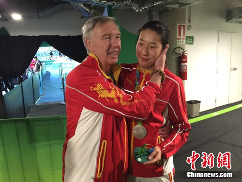 孙玉洁和“爷爷”老瓦亲密接触。 <a target='_blank' href='http://www.chinanews.com/' >中新网</a>记者 沈晨 摄 孙玉洁和“爷爷”老瓦亲密接触。 <a target='_blank' href='http://www.chinanews.com/' >中新网</a>记者 沈晨 摄