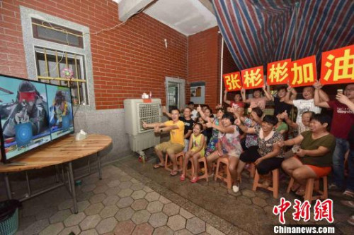 张彬彬从落后到险些完成大逆转,父母乡亲们为她加油点赞。 张天骄 摄 张彬彬从落后到险些完成大逆转,父母乡亲们为她加油点赞。 张天骄 摄