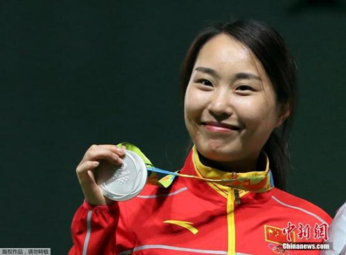 张彬彬展示女子步枪三姿比赛银牌。 张彬彬展示女子步枪三姿比赛银牌。