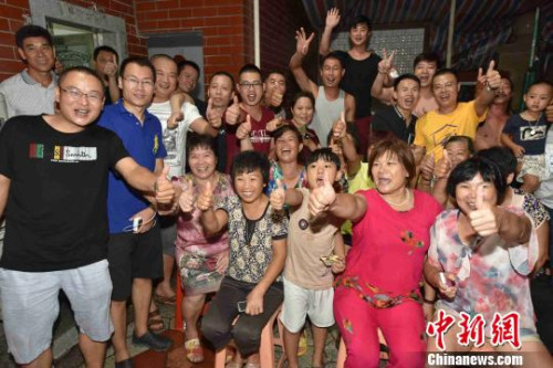 张彬彬从落后到险些完成大逆转,父母乡亲们为她加油点赞。 张天骄 摄 张彬彬从落后到险些完成大逆转,父母乡亲们为她加油点赞。 张天骄 摄