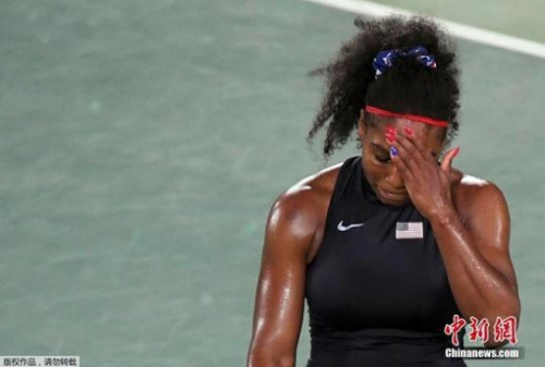 未能晋级8强的小威难掩失望,在赛后掩面哭泣。 未能晋级8强的小威难掩失望,在赛后掩面哭泣。