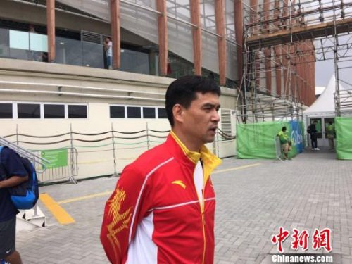 中国花剑队主教练叶冲接受媒体采访,风采不减当年。 记者 卢岩 摄 中国花剑队主教练叶冲接受媒体采访,风采不减当年。 记者 卢岩 摄