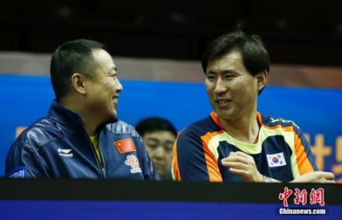 第53届世界乒乓球锦标赛赛场边,正在指导中韩混双组合的中韩双方教练刘国梁以及安宰亨(右)轻松交谈。 <a target='_blank' href='http://www.chinanews.com/'>中新社</a>发 刘关关 摄 第53届世界乒乓球锦标赛赛场边,正在指导中韩混双组合的中韩双方教练刘国梁以及安宰亨(右)轻松交谈。 <a target='_blank' href='http://www.chinanews.com/'>中新社</a>发 刘关关 摄