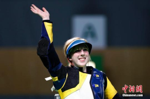 当地时间8月6日,巴西里约,2016里约奥运会首枚金牌决出。美国第一次参加奥运会的19岁小将斯拉舍(Ginny Thrasher)在决赛中发挥出色,最终射落首金。图为美国小将斯拉舍向观众致意。 <a target='_blank' href='http://www.chinanews.com/' >中新网</a>记者 富田 摄 当地时间8月6日,巴西里约,2016里约奥运会首枚金牌决出。美国第一次参加奥运会的19岁小将斯拉舍(Ginny Thrasher)在决赛中发挥出色,最终射落首金。图为美国小将斯拉舍向观众致意。 <a target='_blank' href='http://www.chinanews.com/' >中新网</a>记者 富田 摄