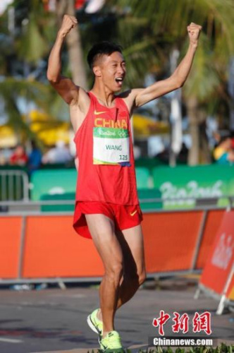 当地时间8月12日,里约奥运会男子20公里竞走决赛在蓬塔尔海滩公路举行。中国选手陈定、蔡泽林、王镇参加比赛。中国选手王镇以1小时19分14秒夺得金牌,蔡泽林摘下银牌。图为王镇在比赛中。<a target='_blank' href='http://www.chinanews.com/' >中新网</a>记者 盛佳鹏 摄 当地时间8月12日,里约奥运会男子20公里竞走决赛在蓬塔尔海滩公路举行。中国选手陈定、蔡泽林、王镇参加比赛。中国选手王镇以1小时19分14秒夺得金牌,蔡泽林摘下银牌。图为王镇在比赛中。<a target='_blank' href='http://www.chinanews.com/' >中新网</a>记者 盛佳鹏 摄