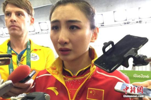 何雯娜泪洒混合采访区。她今天排在第四,距离领奖台仅有一步之遥。 <a target='_blank' href='http://www.chinanews.com/' >中新网</a>记者 张素 摄 何雯娜泪洒混合采访区。她今天排在第四,距离领奖台仅有一步之遥。 <a target='_blank' href='http://www.chinanews.com/' >中新网</a>记者 张素 摄