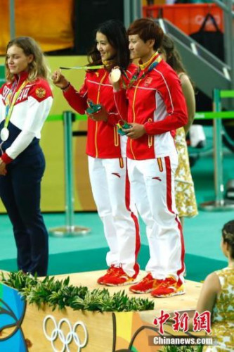 当地时间8月12日,里约奥运会场地自行车女子团体竞速赛,由宫金杰和钟天使组成的中国队以32秒107夺取金牌。图为宫金杰(右二)和钟天使(右一)登台领奖。<a target='_blank' href='http://www.chinanews.com/' >中新网</a>记者 富田 摄 当地时间8月12日,里约奥运会场地自行车女子团体竞速赛,由宫金杰和钟天使组成的中国队以32秒107夺取金牌。图为宫金杰(右二)和钟天使(右一)登台领奖。<a target='_blank' href='http://www.chinanews.com/' >中新网</a>记者 富田 摄