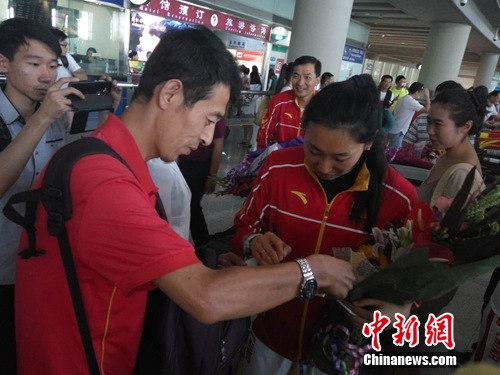 图为郝佳露在为粉丝签名。吕春荣 摄 图为郝佳露在为粉丝签名。吕春荣 摄