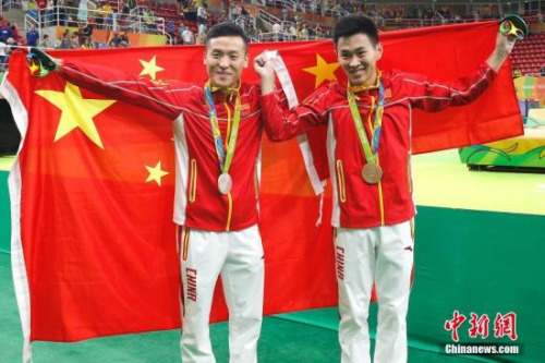 里约奥运会男子蹦床决赛中,董栋摘得银牌,高磊摘铜。<a target='_blank' href='http://www.chinanews.com/' >中新网</a>记者 富田 摄 里约奥运会男子蹦床决赛中,董栋摘得银牌,高磊摘铜。<a target='_blank' href='http://www.chinanews.com/' >中新网</a>记者 富田 摄