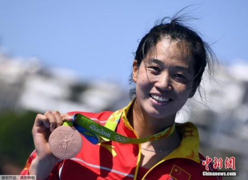 段静莉展示铜牌。 段静莉展示铜牌。