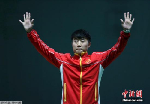 李越宏登台领奖。 李越宏登台领奖。