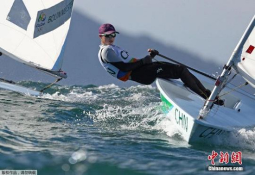 中国帆船选手徐莉佳在比赛中。 中国帆船选手徐莉佳在比赛中。