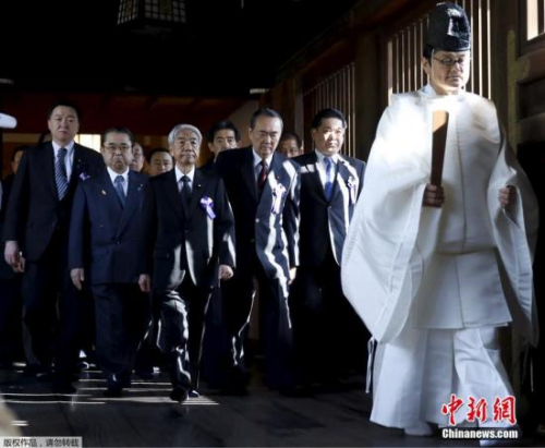 资料图:日本议员参拜靖国神社 资料图:日本议员参拜靖国神社
