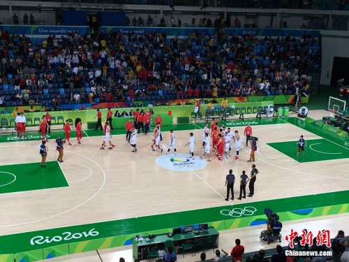 中国男篮60比94不敌塞尔维亚。王牧青 摄 中国男篮60比94不敌塞尔维亚。王牧青 摄