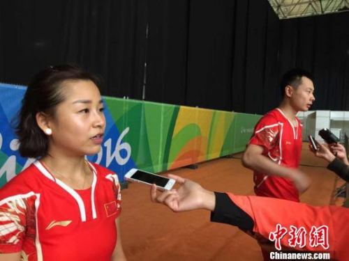 马晋和徐晨在场边接受采访。 记者 卢岩 摄 马晋和徐晨在场边接受采访。 记者 卢岩 摄