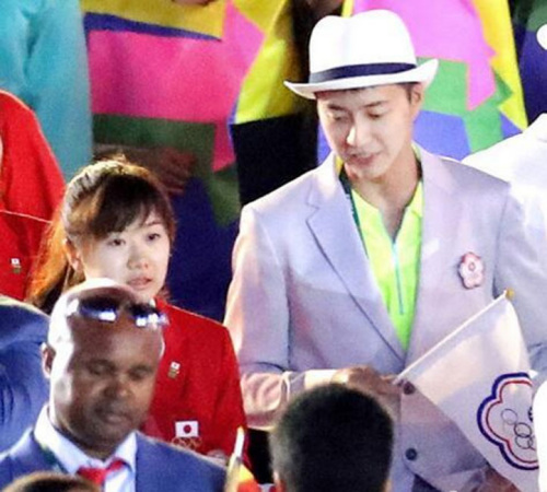 在里约奥运会开幕式上,福原爱与江宏杰并肩同行。(视频截图) 在里约奥运会开幕式上,福原爱与江宏杰并肩同行。(视频截图)