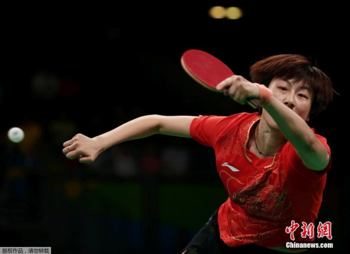 丁宁在女团半决赛比赛中。 丁宁在女团半决赛比赛中。