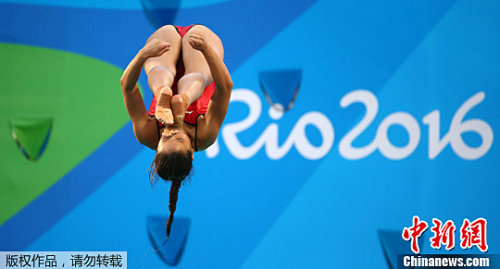 何姿4年后再度摘银。 何姿4年后再度摘银。