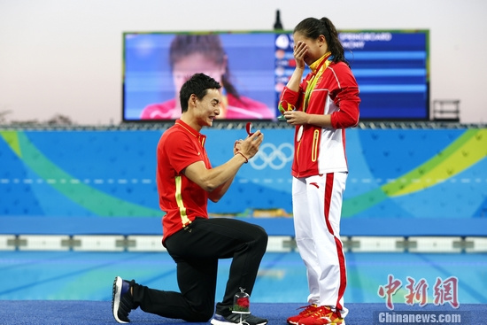 秦凯单膝跪地向何姿求婚 <a target='_blank' href='http://www.chinanews.com/' >中新网</a>记者 富田 摄 秦凯单膝跪地向何姿求婚 <a target='_blank' href='http://www.chinanews.com/' >中新网</a>记者 富田 摄